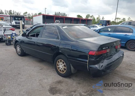 1999 Toyota Camry Le z USA, uszkodzony, nr VIN 4T1BG28KXXU561908